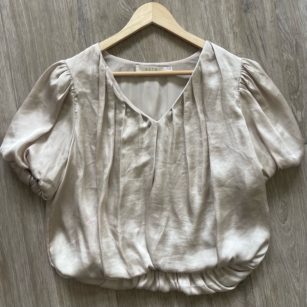 ASTR The Label Champagne Puff Sleeve Blouse | Pleated V Neck | Size M